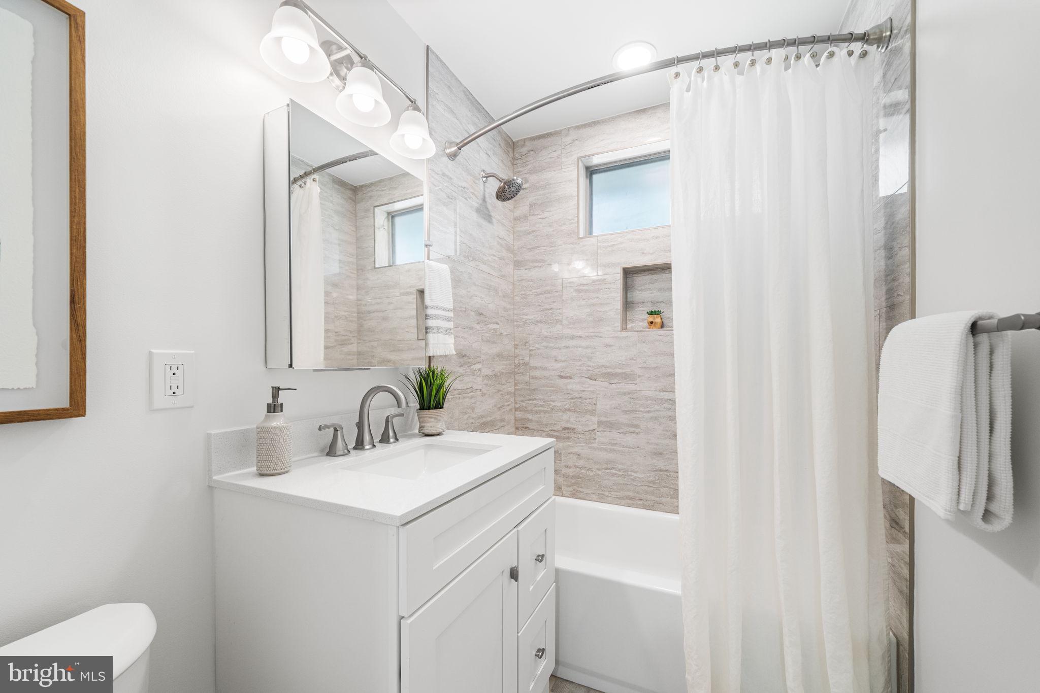 6221 Apache Street Springfield, VA 22150 - Photo 35 of 42 Full Hall Bathroom