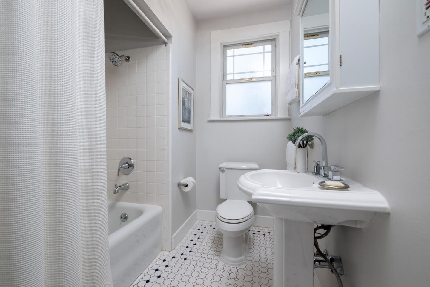 841 Fairfield Road Burlingame, CA 94010 - Photo 20 of 25 a bathroom with a sink a toilet and a bathtub