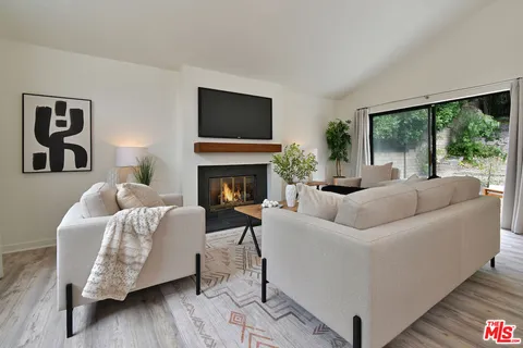 $1,085,000 | 22522 Avenue San Luis, Woodland Hills, CA 91364