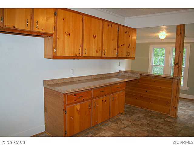33 Jefferson Road Cartersville, VA 23027 - Photo 8 of 19 Kitchen - Newly installed laminate flooring and co