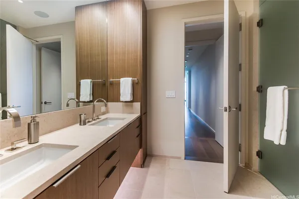 a en suite bathroom with a double vanity sink and mirror