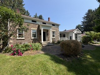 Gorgeous Renovated Cobblestone with three expansiv