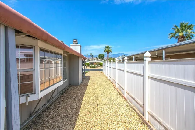 a picture of a book shelf