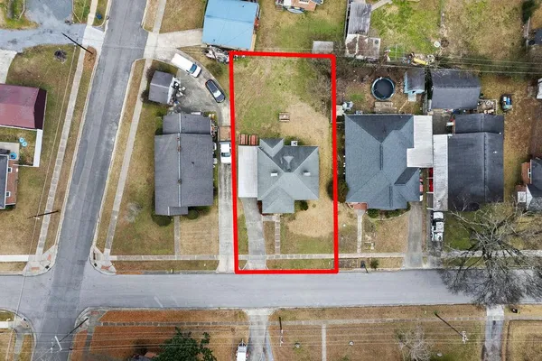 a view of a house with a yard