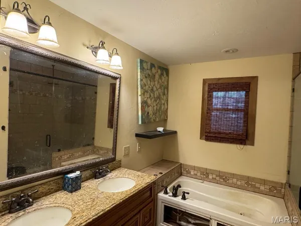 $385,000 | 2862 Lakewood Drive, Vandalia, IL 62471