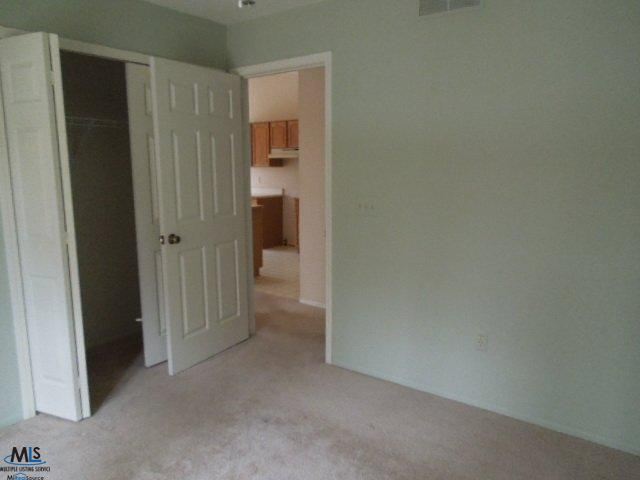 240 Pine Tree Ridge Waterford, MI 48327 - Photo 8 of 20 31142089-7.JPG