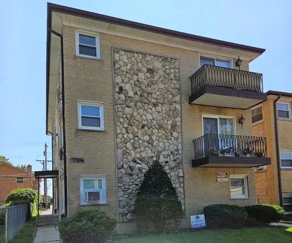$1,700 | 7511 West Fullerton Avenue, Unit 3S, Elmwood Park, IL 60707