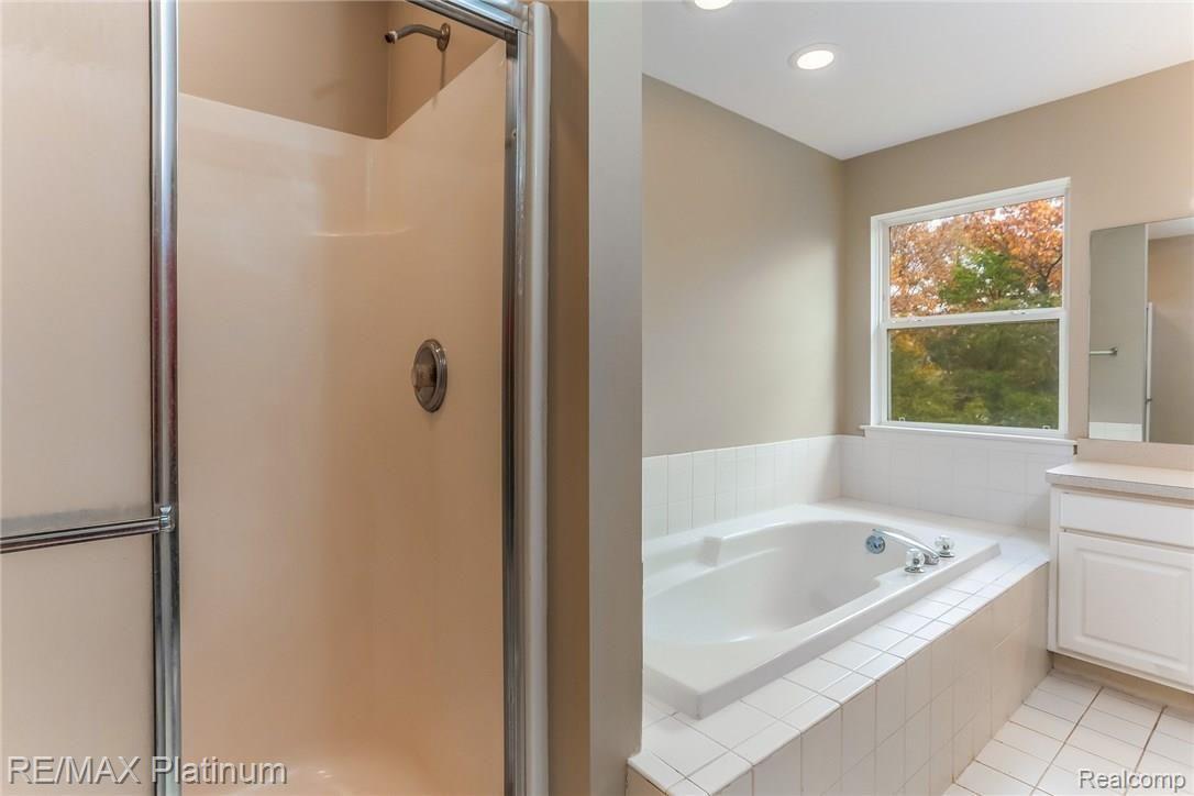 4327 Ridge Court Pinckney, MI 48169 - Photo 18 of 36 029-Master_Bathroom-3403334-medium.jpg
