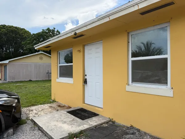 $1,500 | 3654 Coconut Road, Palm Springs, FL 33461
