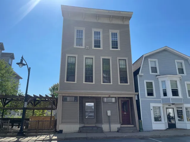 $1,725 | 145 Main Street, Unit 2, Newmarket, NH 03857