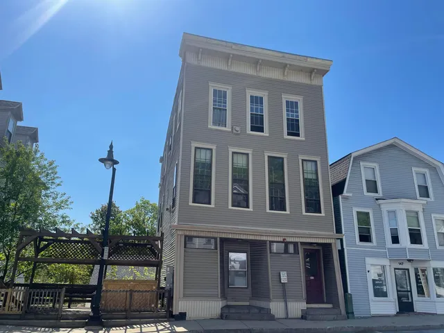 $1,725 | 145 Main Street, Unit 2, Newmarket, NH 03857