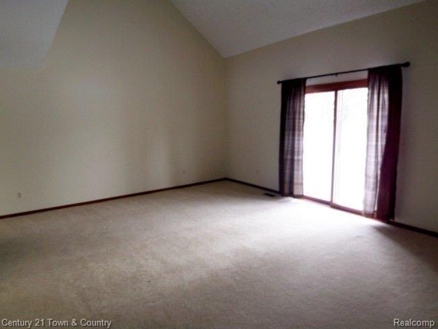 1085 Maple Leaf Drive Rochester, MI 48309 - Photo 4 of 12 Living Room