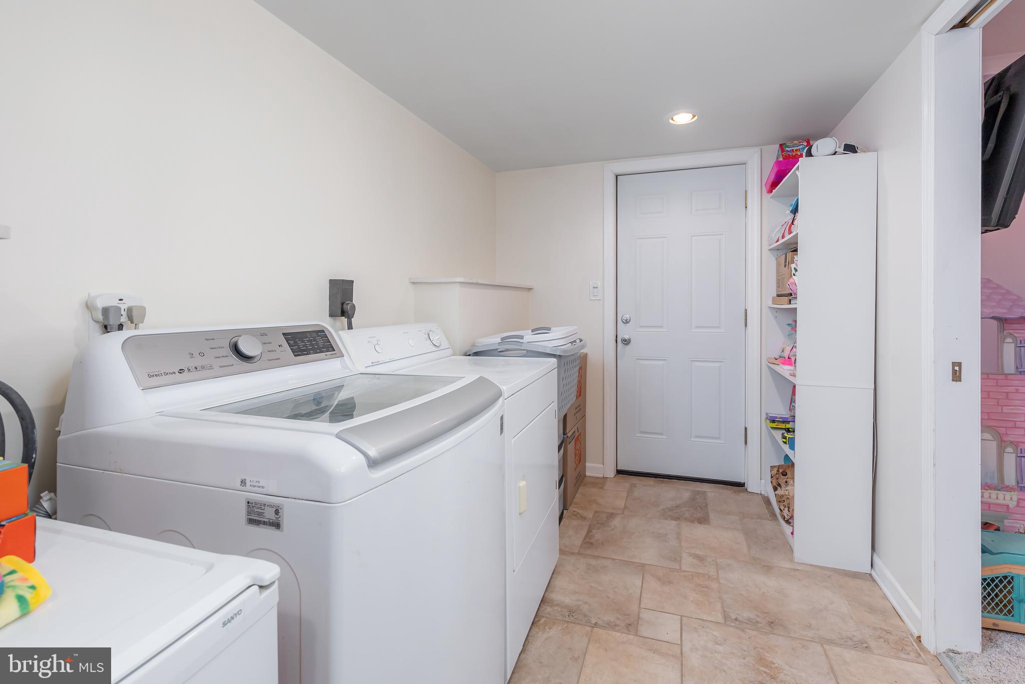 11 Glamis Road Blackwood, NJ 08012 - Photo 16 of 36 Extra Large laundry room with tile floor!