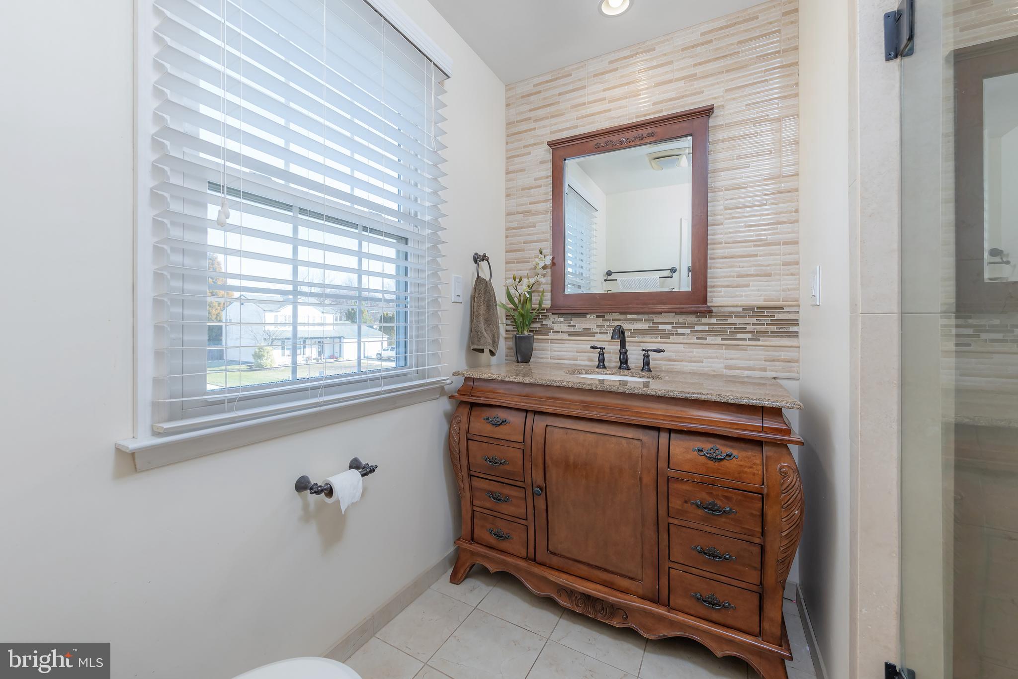 11 Glamis Road Blackwood, NJ 08012 - Photo 18 of 36 Primary full bath: tile floor & backsplash!