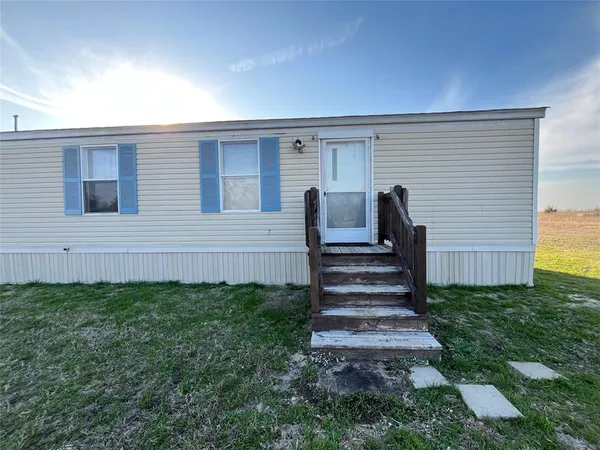 a view of a house with backyard