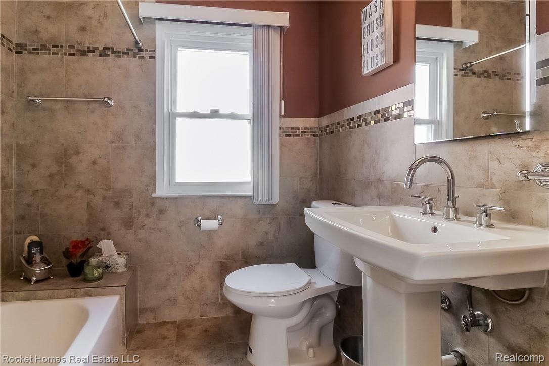 5074 Audubon Road Detroit, MI 48224 - Photo 15 of 27 015-photo-bathroom-6283624.jpg