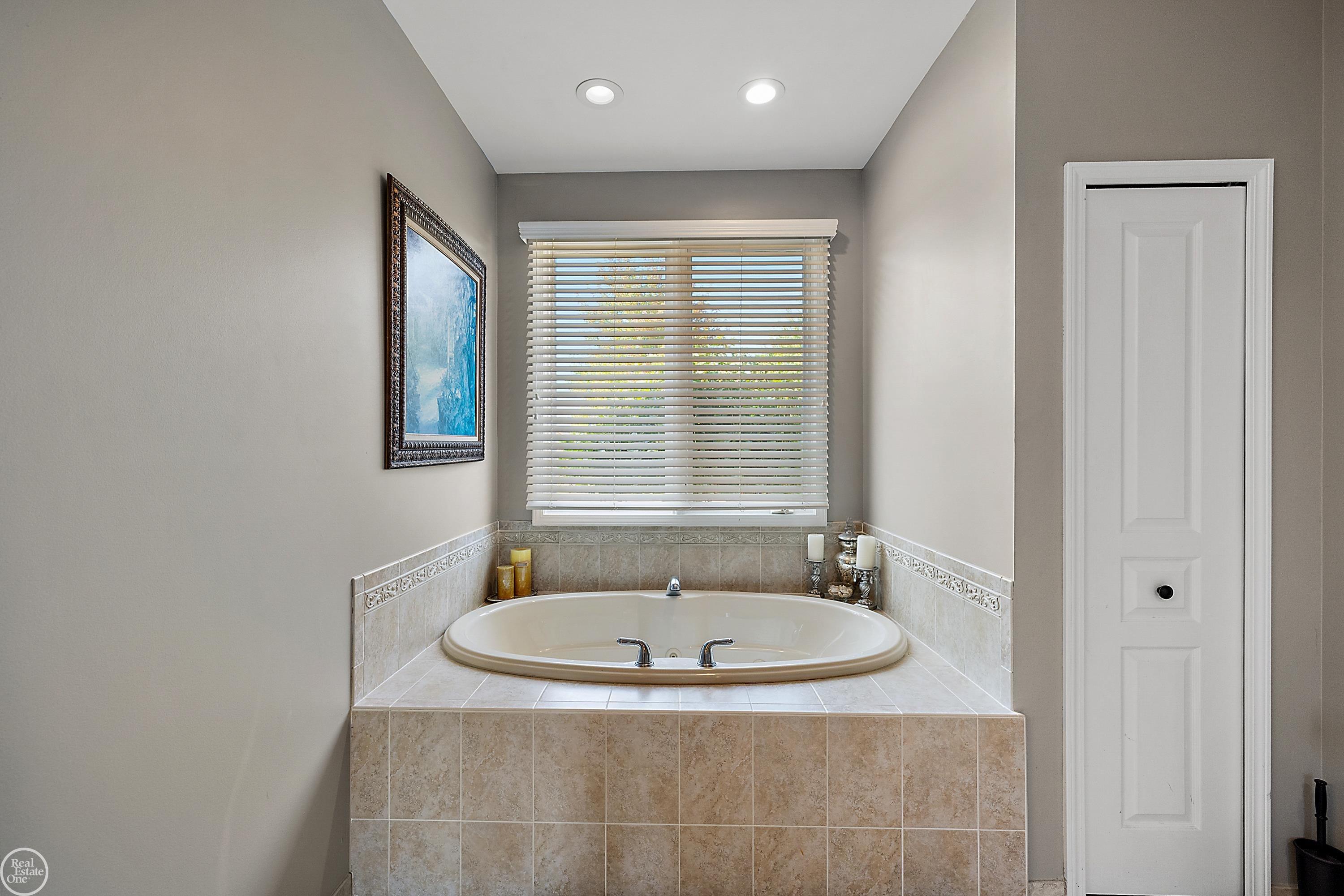 50680 Nesting Ridge Drive Macomb, MI 48044 - Photo 19 of 38 50155536-6e8ad2bb-61c8-4404-b411-b8df7c7c6974.JPG