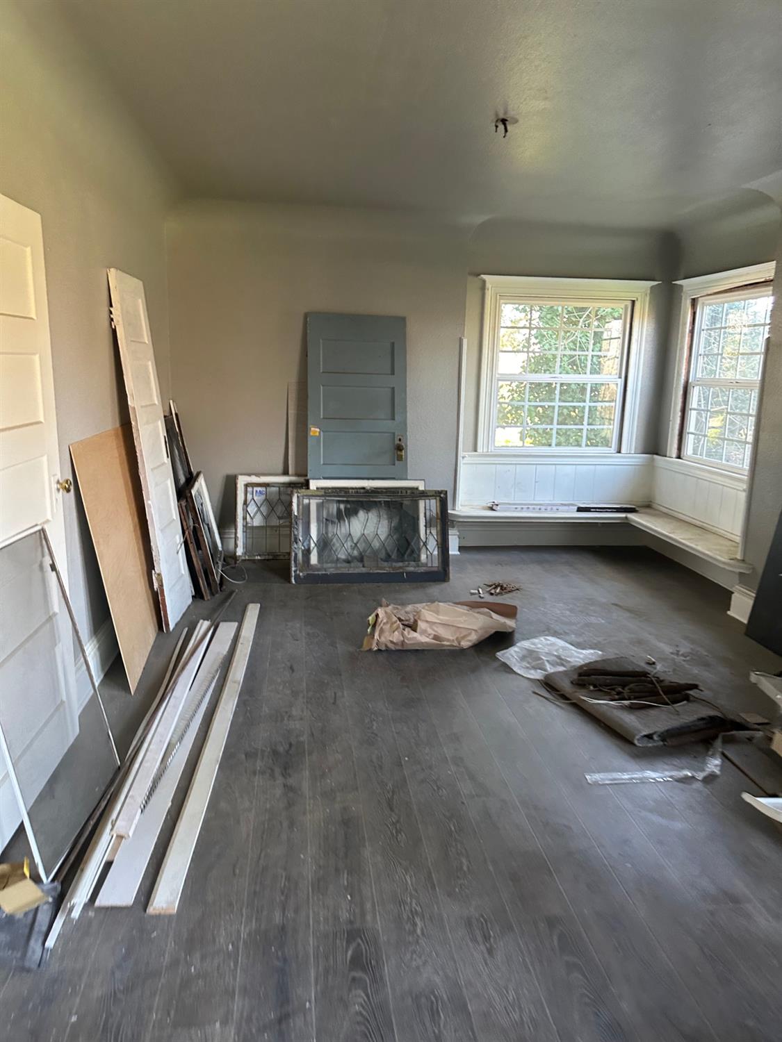 14055 River Road Walnut Grove, CA 95690 - Photo 36 of 55 a living room with furniture and a window