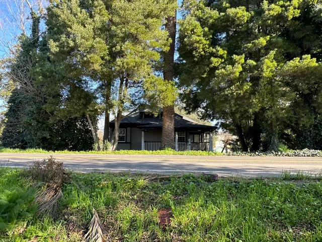 a view of a back yard of the house