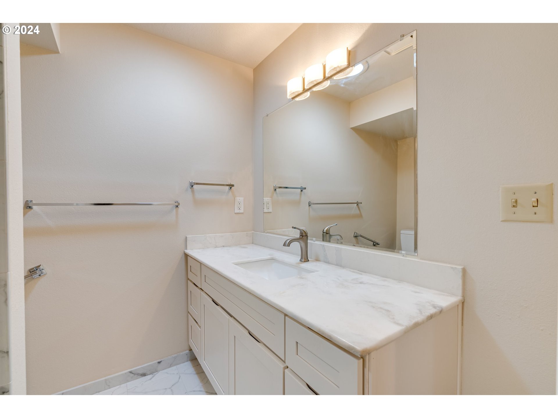 1585 Princeton Road Woodburn, OR 97071 - Photo 27 of 46 a bathroom with a sink vanity and a mirror