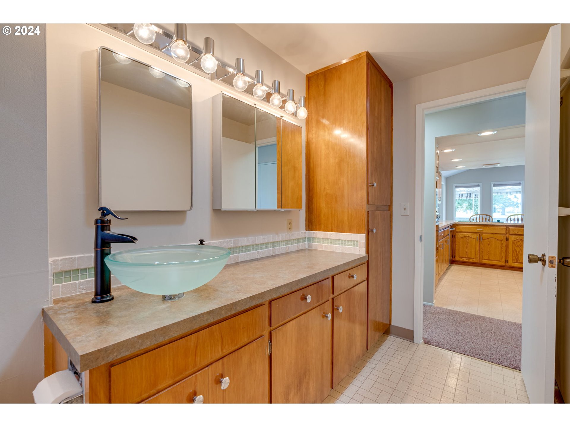 1585 Princeton Road Woodburn, OR 97071 - Photo 32 of 46 a en suite bathroom with a sink and a mirror