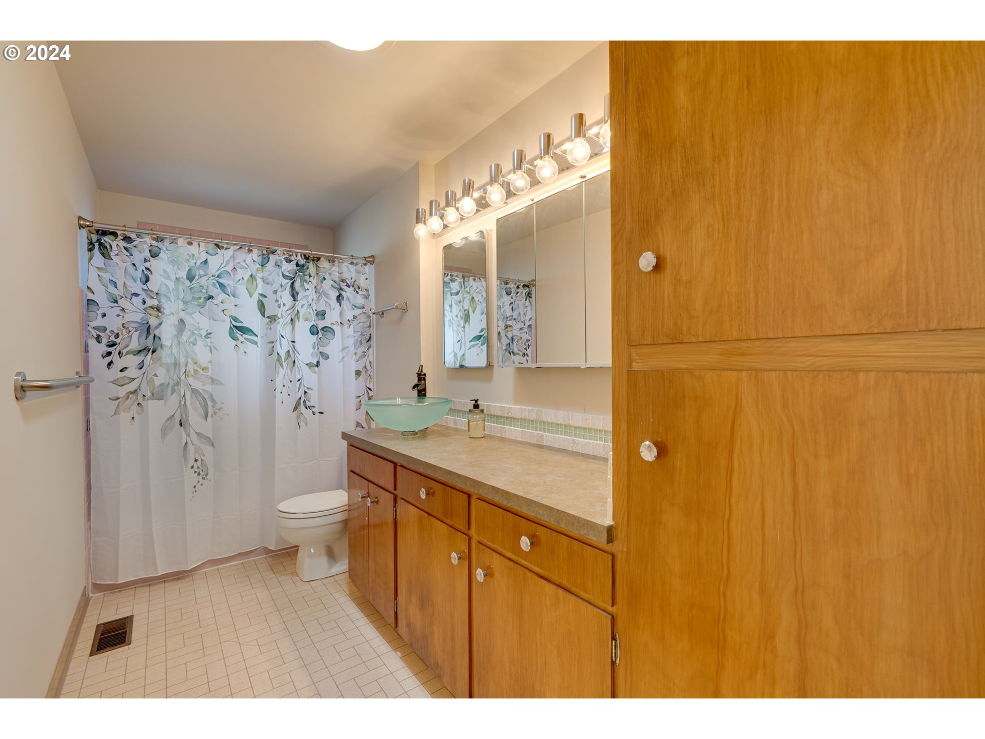 1585 Princeton Road Woodburn, OR 97071 - Photo 33 of 46 a bathroom with a granite countertop sink toilet and shower