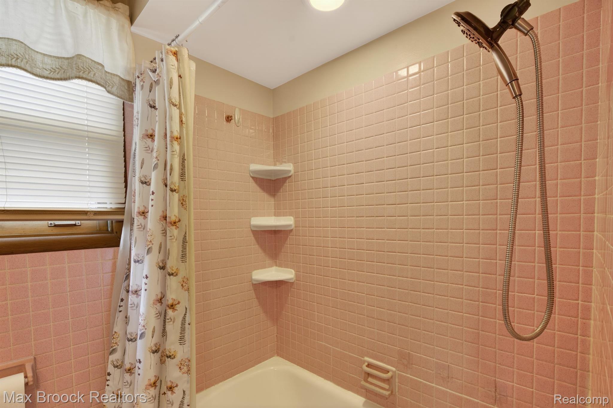 9024 Mandon Road White Lake, MI 48386 - Photo 17 of 39 Full bath with shower / bathtub combination with curtain