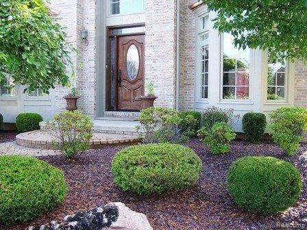 1379 Tulberry Circle Rochester, MI 48306 - Photo 3 of 25 Front shrub beds