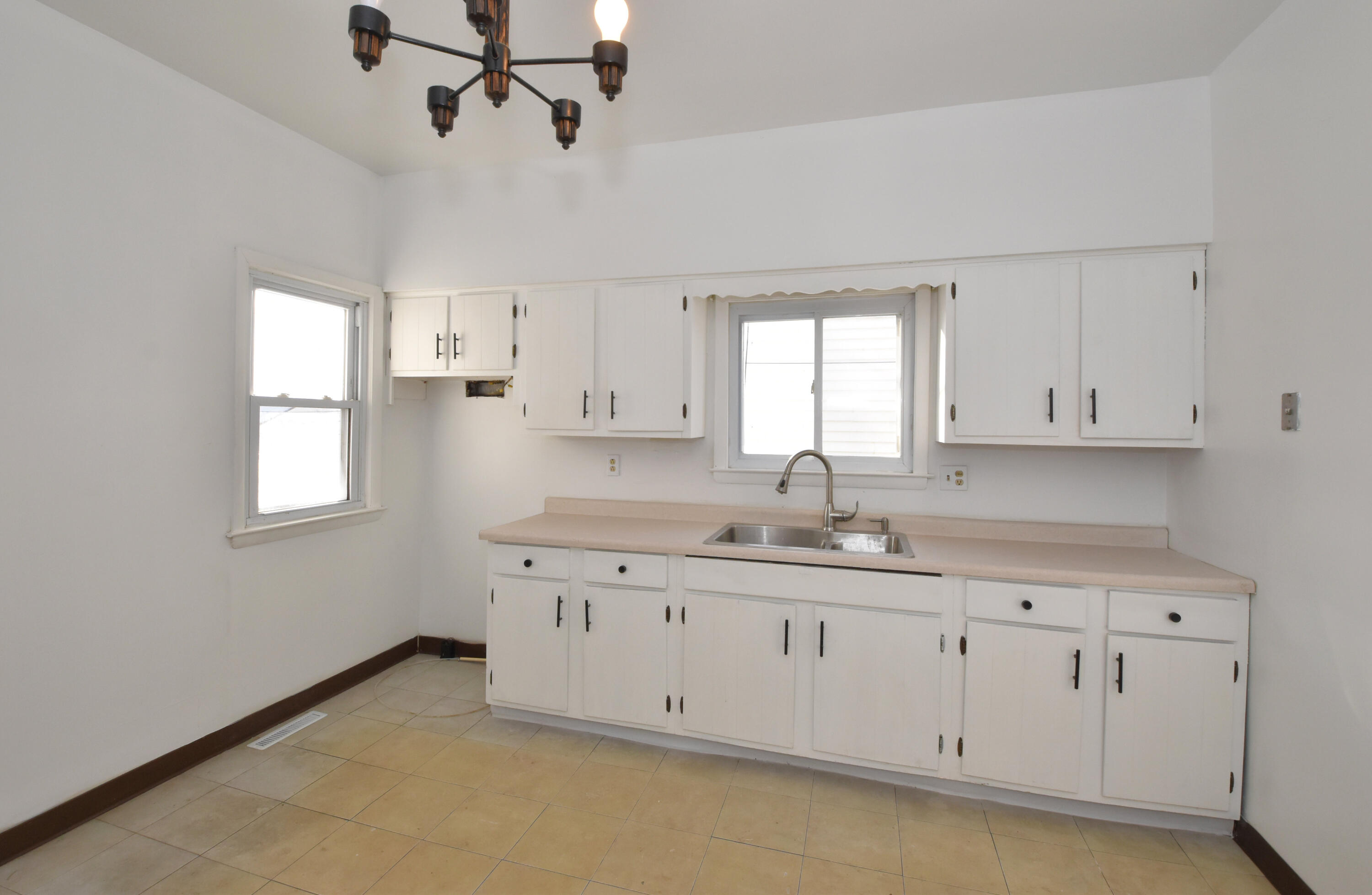 1701 Boyd Avenue Racine, WI 53405 - Photo 11 of 34 Kitchen