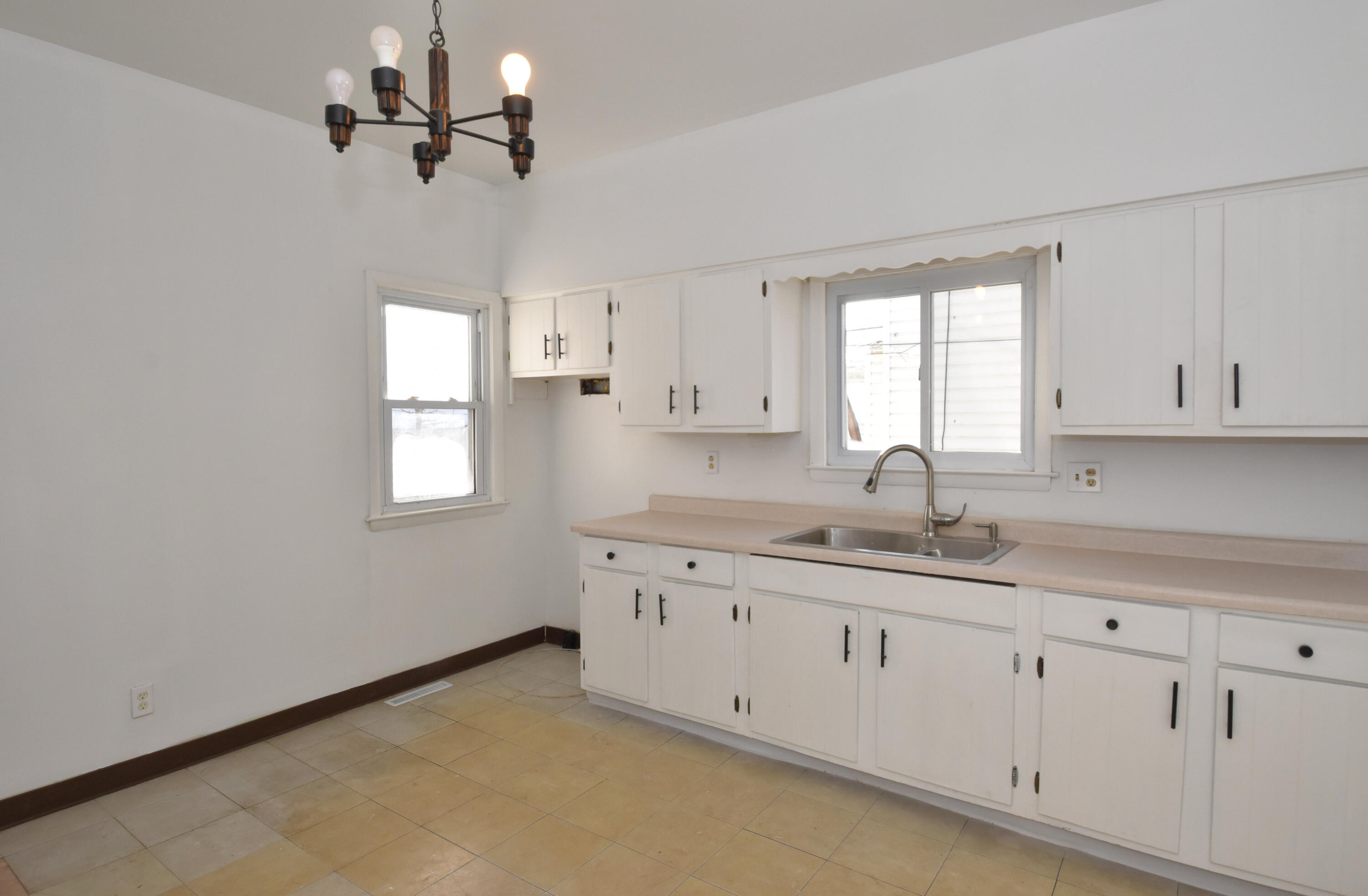 1701 Boyd Avenue Racine, WI 53405 - Photo 8 of 34 Kitchen