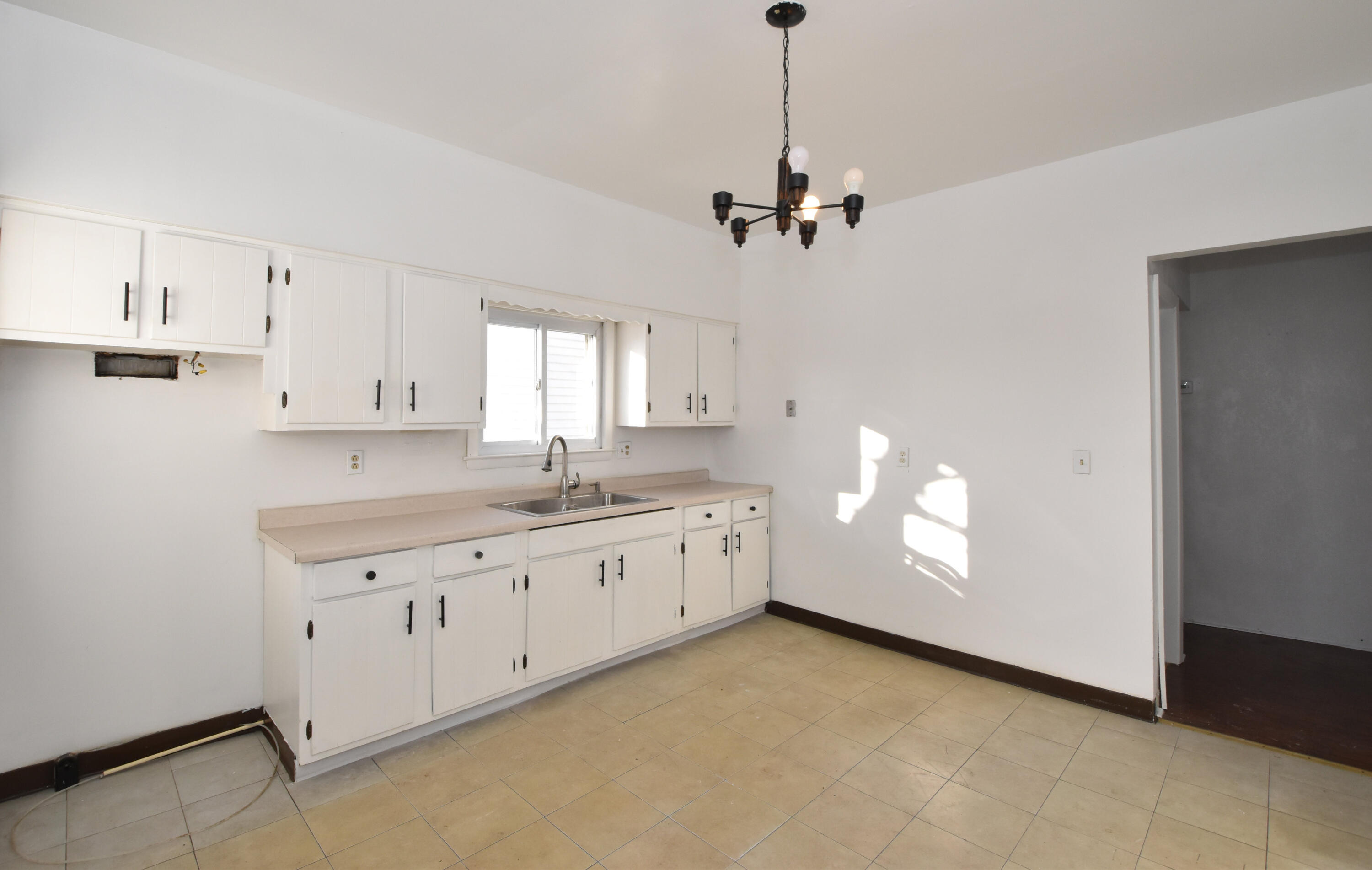 1701 Boyd Avenue Racine, WI 53405 - Photo 9 of 34 Kitchen