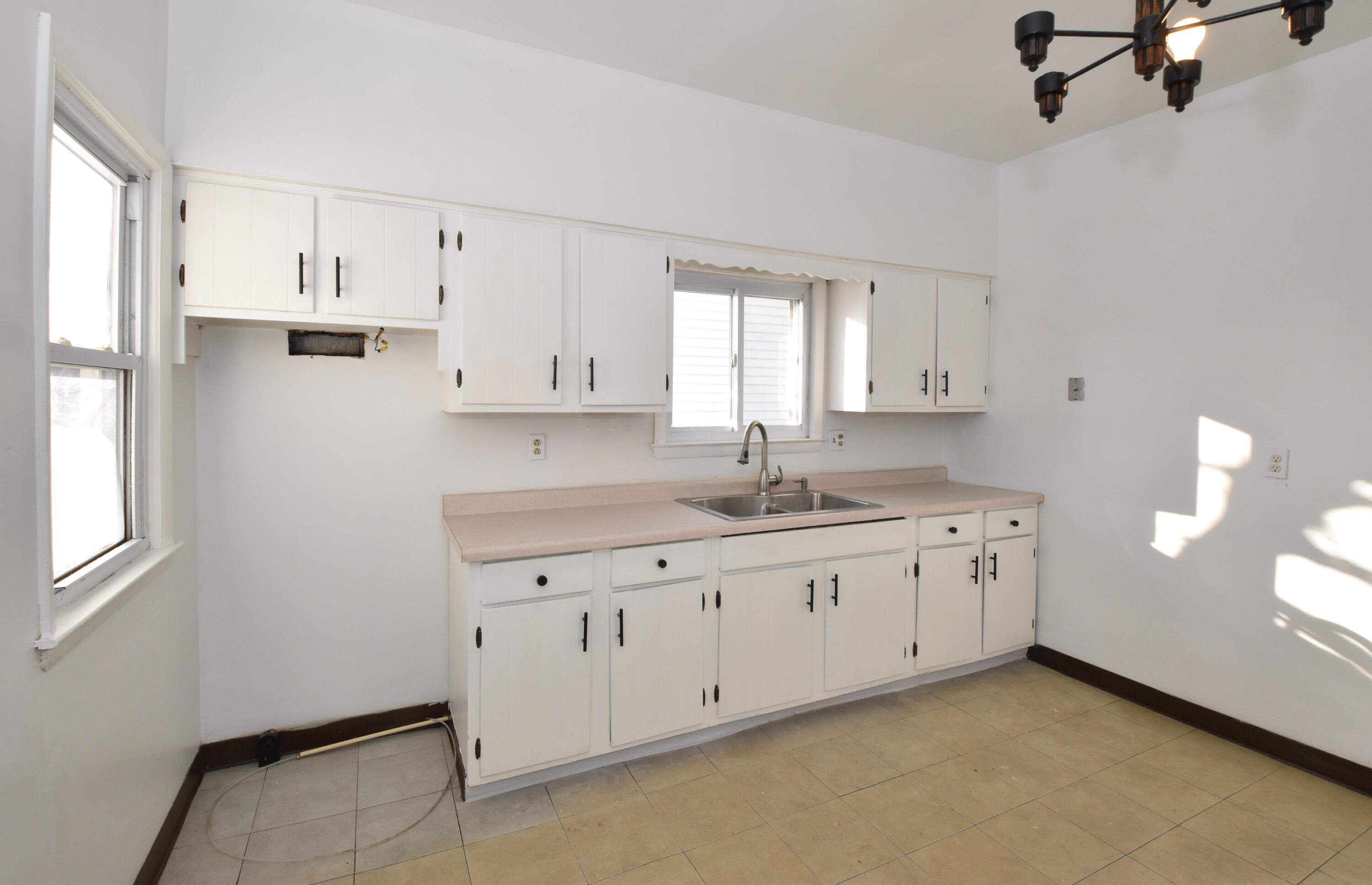 1701 Boyd Avenue Racine, WI 53405 - Photo 10 of 34 Kitchen