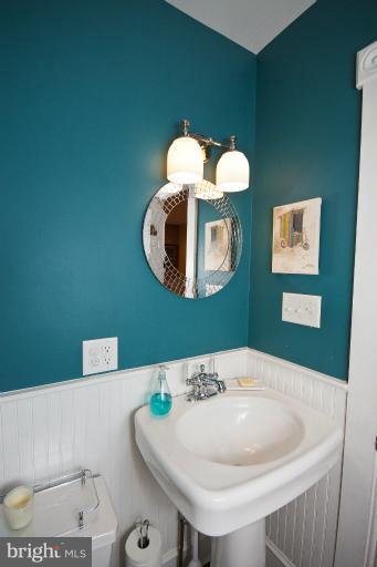 4607 Wilmslow Road Baltimore, MD 21210 - Photo 17 of 30 Bath on Main level