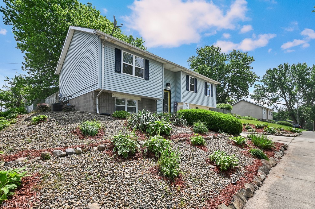 1489 Scenic Way Akron, OH 44310 - Photo 2 of 16 View of raised ranch
