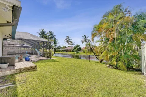 a view of back yard of the house