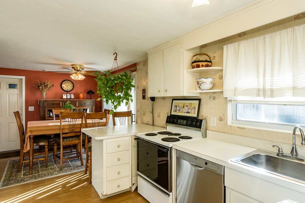12 McDevitt Road Randolph, MA 02368 - Photo 5 of 11 Gallery Image 5