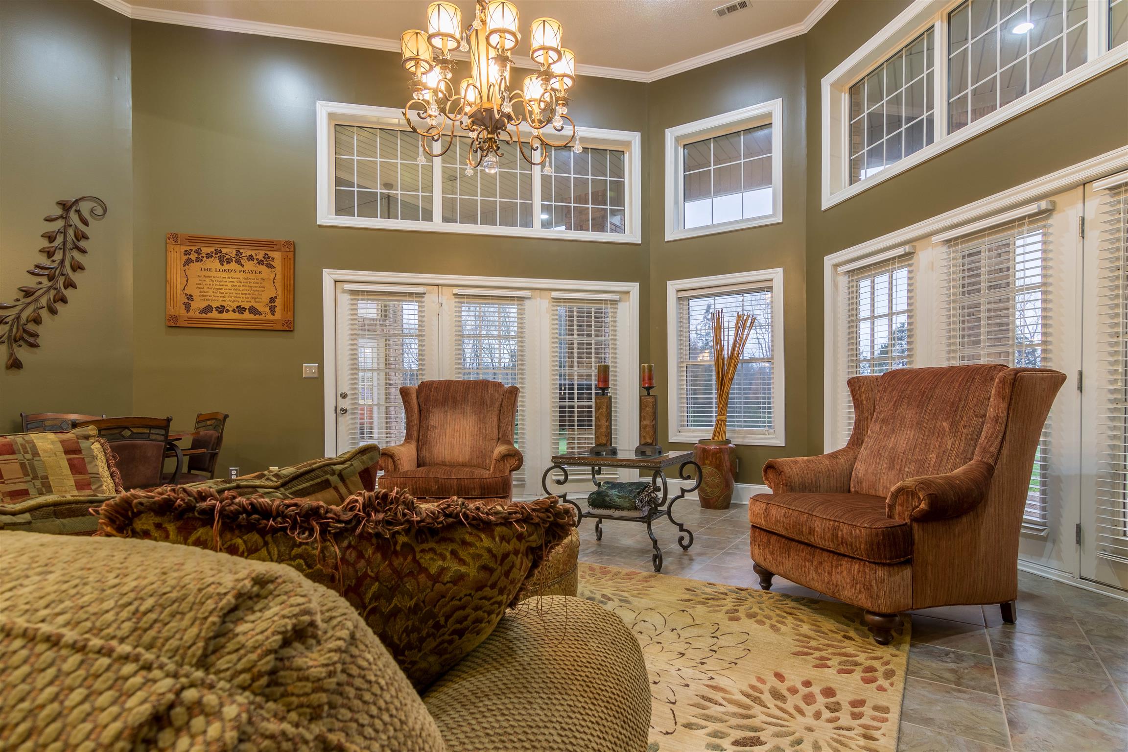 555 Randall Hitchcock Road Rock Island, TN 38581 - Photo 7 of 28 a living room with furniture chandelier and a chandelier