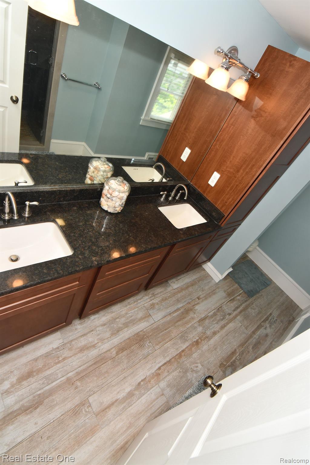69 South Holcomb Road Clarkston, MI 48346 - Photo 48 of 68 Granite Tops