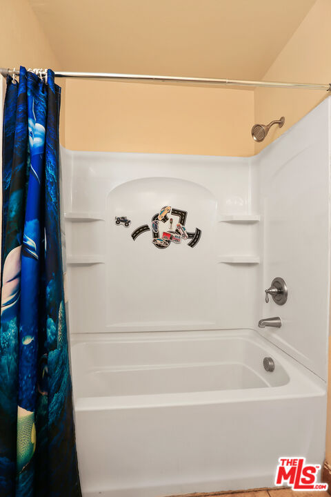 9225 Flax Place Riverside, CA 92503 - Photo 21 of 35 a bathroom with a bathtub