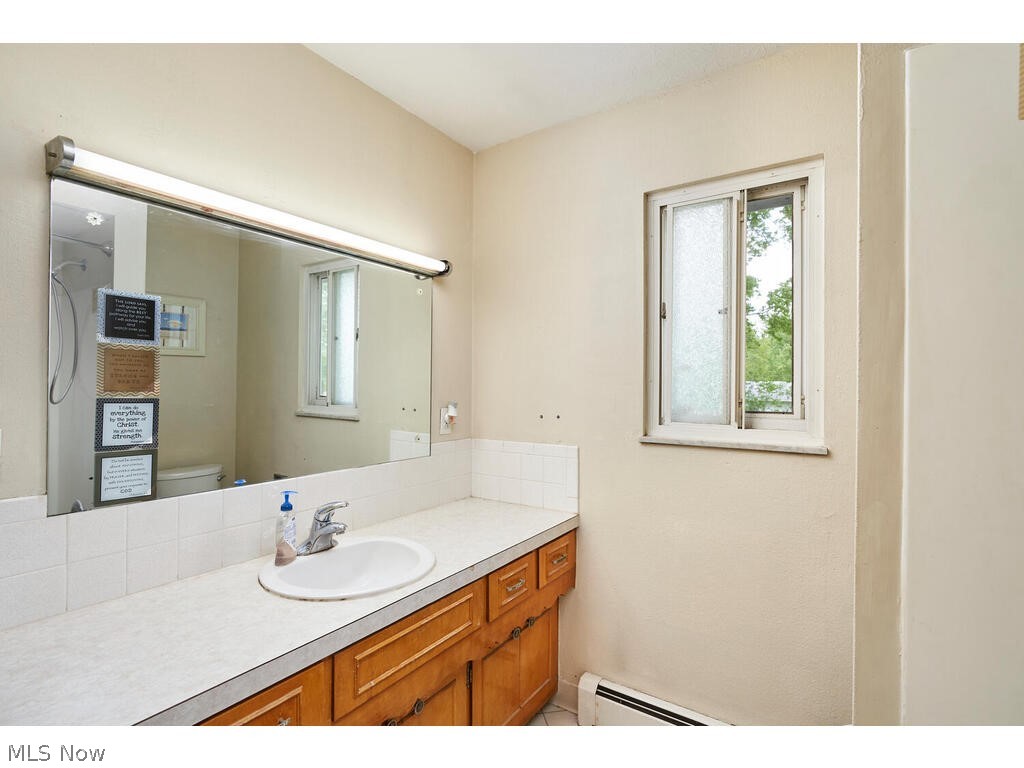 2937 Greenridge Road Barberton, OH 44203 - Photo 11 of 17 Full bath upstairs with bath tub