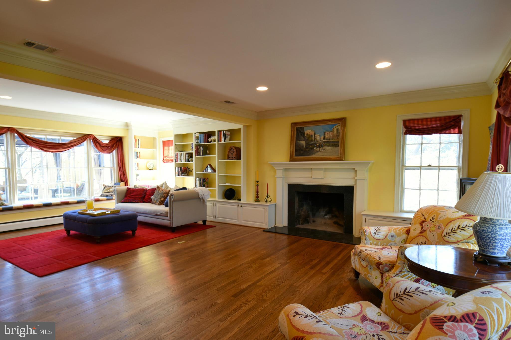 Family Room w/bay window