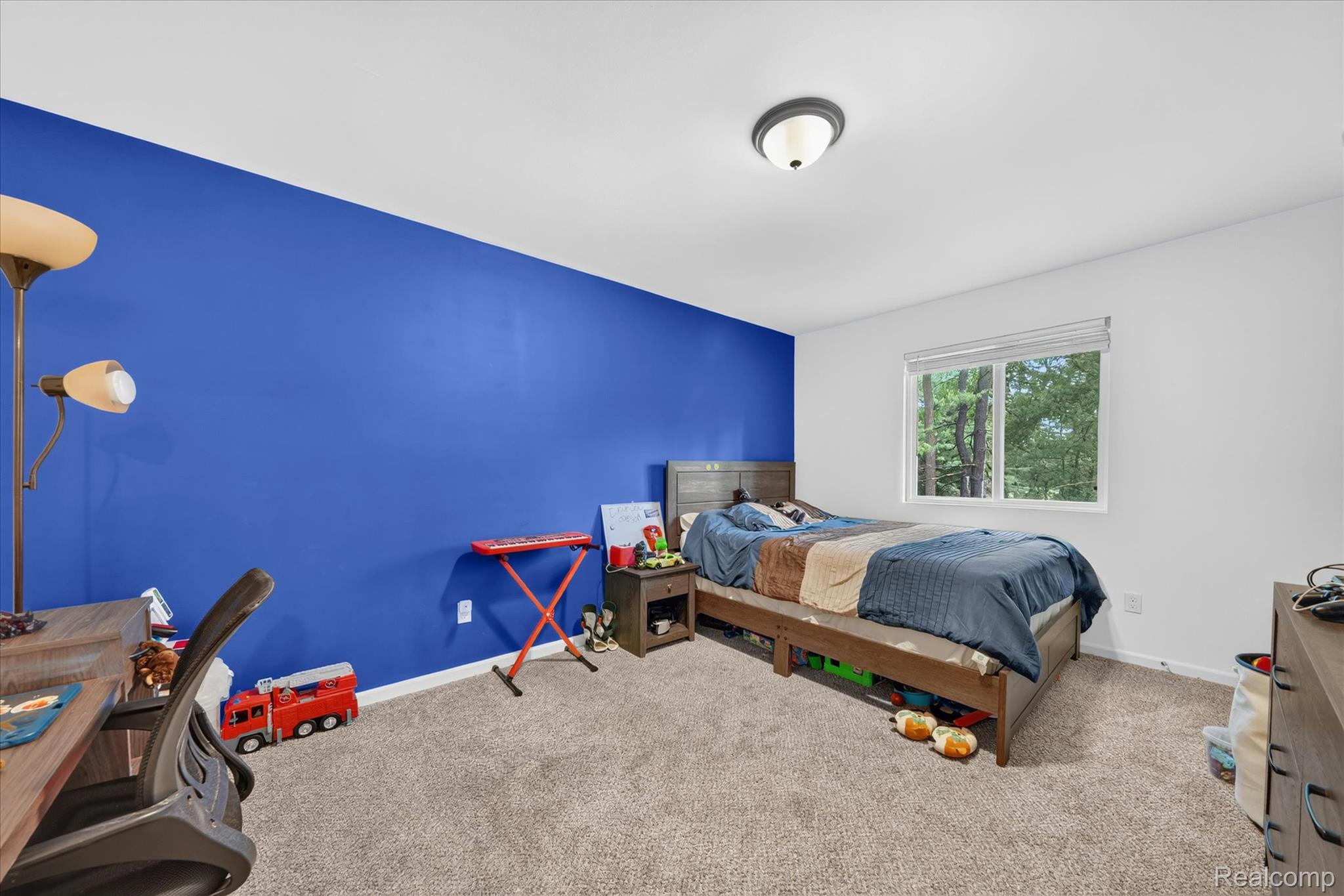 5382 Rural Terrace Waterford, MI 48329 - Photo 25 of 35 Carpeted room with a blue accent wall and white walls