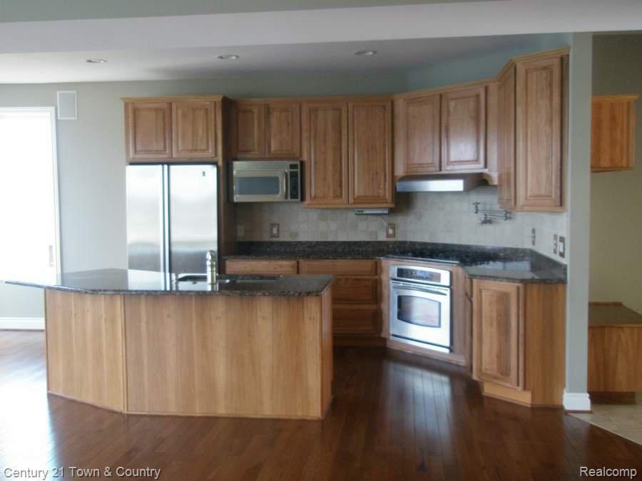 2516 Desmond Road Waterford, MI 48329 - Photo 2 of 18 P4210055