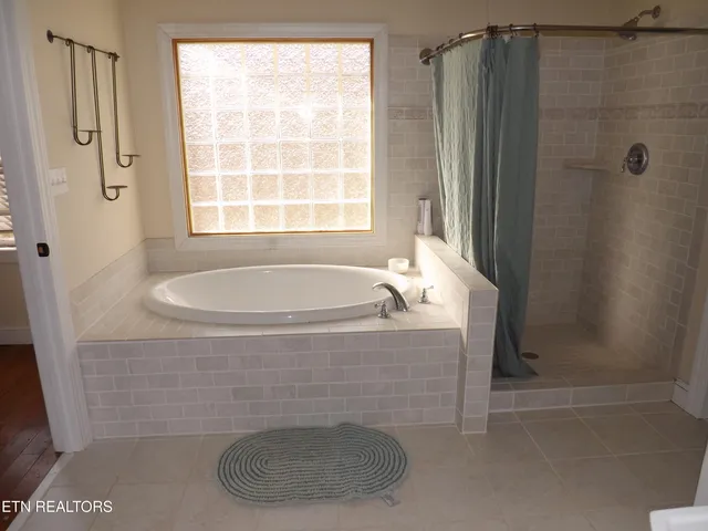 $500,000 | 223 Ulysses Daniels Lane, Harrogate, TN 37752