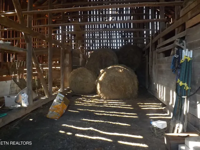 $500,000 | 223 Ulysses Daniels Lane, Harrogate, TN 37752