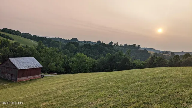 $500,000 | 223 Ulysses Daniels Lane, Harrogate, TN 37752