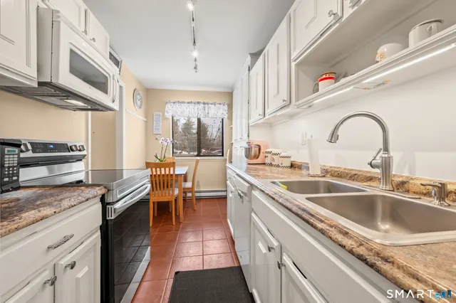 $240,000 | 3 Bayberry Court, Unit 3, Cromwell, CT 06416