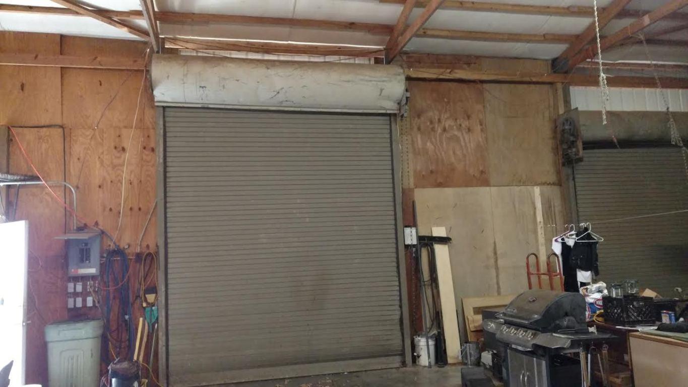 Commercial roll up door