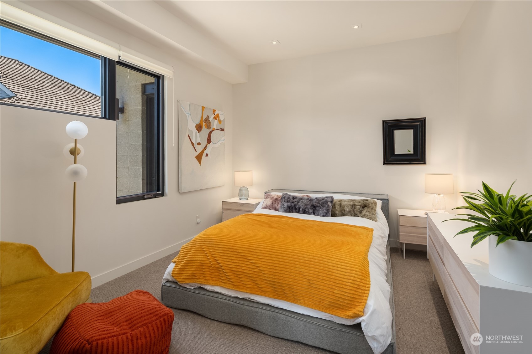 85 Cascade Key Bellevue, WA 98006 - Photo 22 of 37 a room with a bed and a potted plant