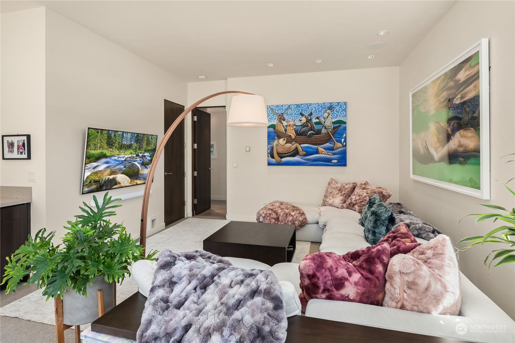 85 Cascade Key Bellevue, WA 98006 - Photo 24 of 37 a living room with furniture and potted plant